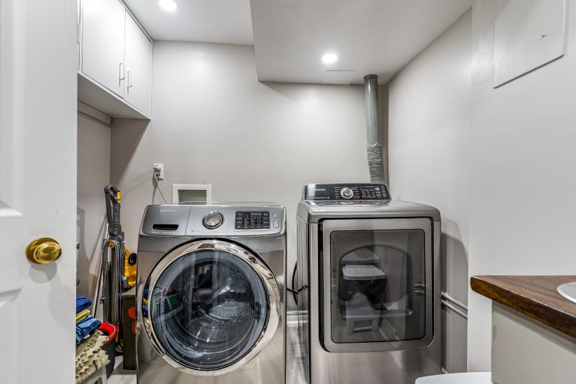 Property listing for 57 Middle Crest Street, Ancaster, ON