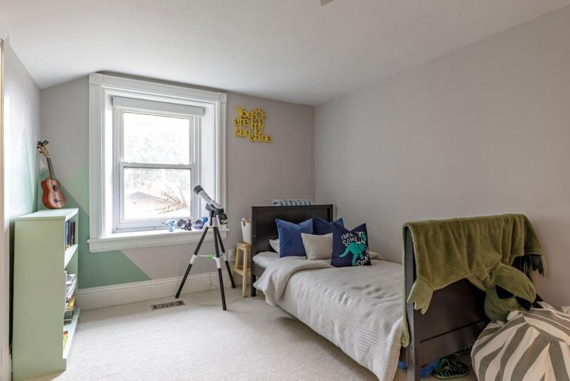Property listing for 982 HWY 8, Stoney Creek, ON