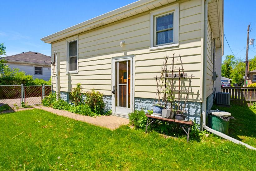 Property listing for 257 West 2nd St., Hamilton, ON
