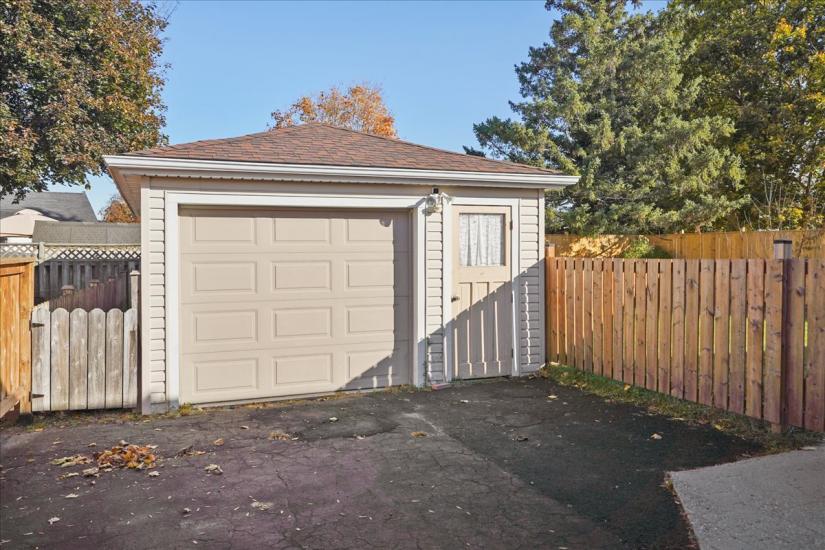 Property listing for U-14 Pembroke Ave., Brantford, ON