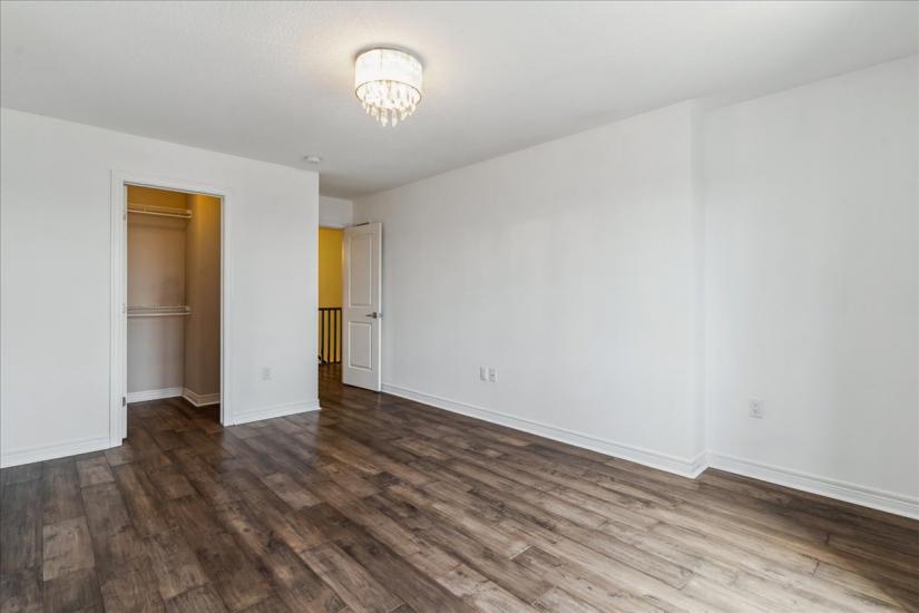Property listing for 209 Westbank Trail, Hamilton, ON