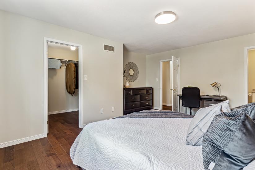 Property listing for 226 Dicenzo Dr., Hamilton, ON