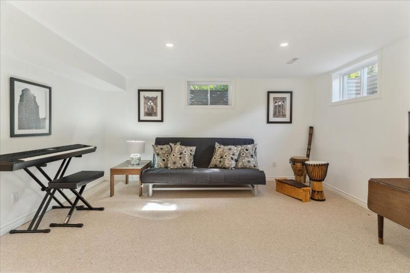 Property listing for 34 Gladiola Dr., Carlisle, ON