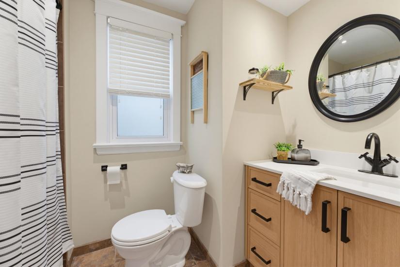 Property listing for 394 Charlton Ave. W., Hamilton, ON