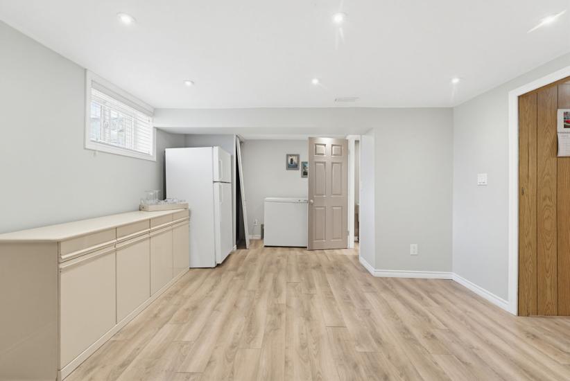Property listing for 516 Mud St. E., Stoney Creek, ON