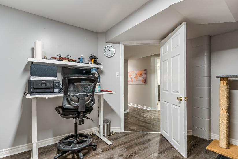 Property listing for 57 Middle Crest Street, Ancaster, ON