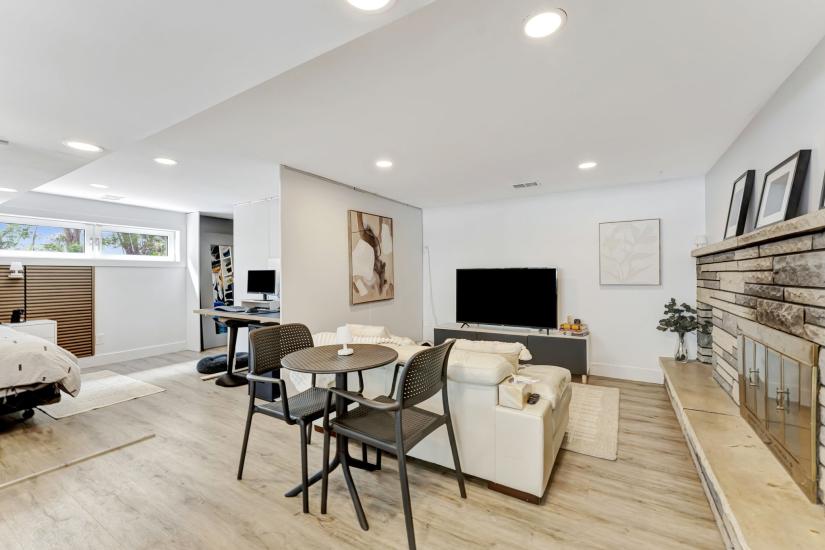 Property listing for 672 Hiawatha Blvd., Ancaster, ON