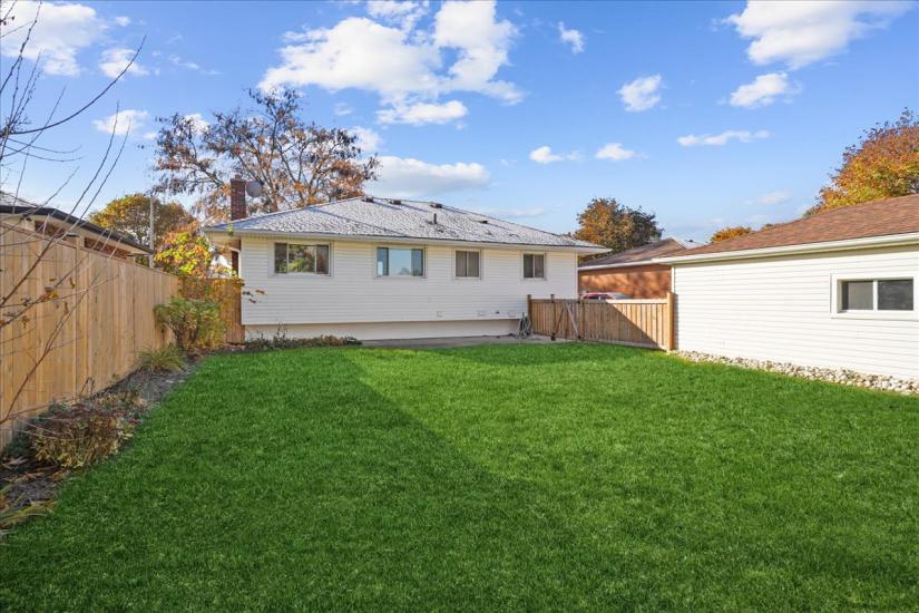 Property listing for U-14 Pembroke Ave., Brantford, ON