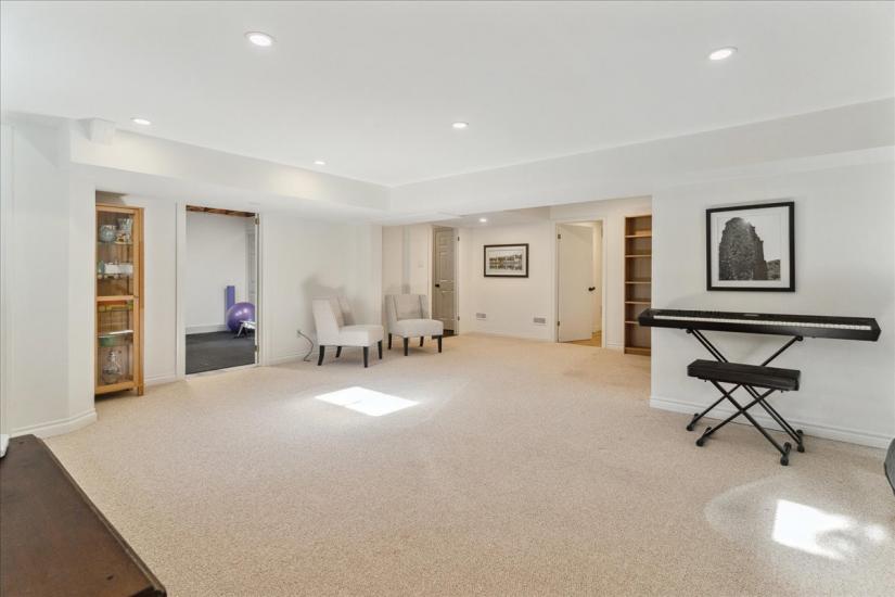 Property listing for 34 Gladiola Dr., Carlisle, ON