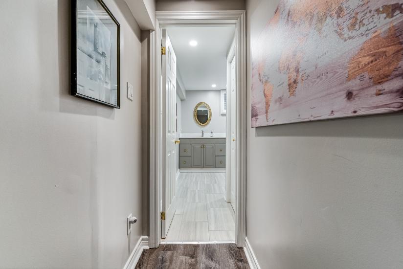 Property listing for 57 Middle Crest Street, Ancaster, ON