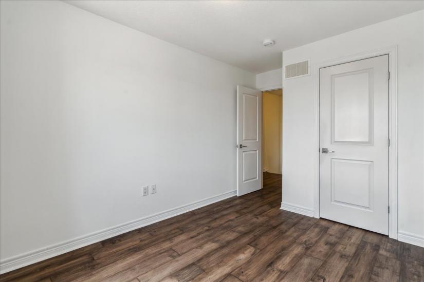 Property listing for 209 Westbank Trail, Hamilton, ON