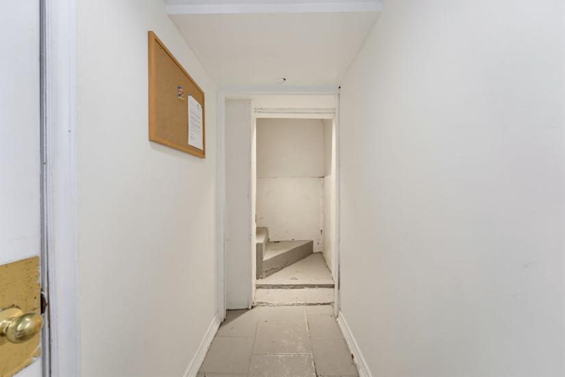 Property listing for 113 Wentworth St. S., Hamilton, ON