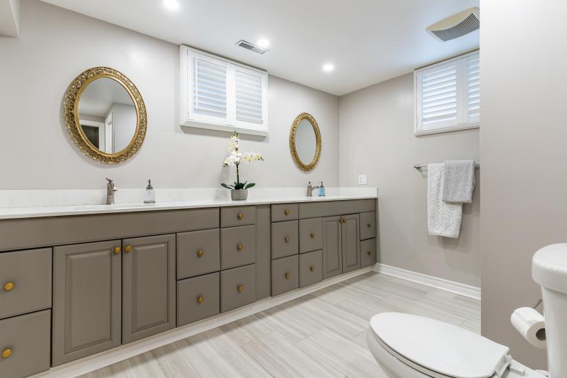 Property listing for 57 Middle Crest Street, Ancaster, ON