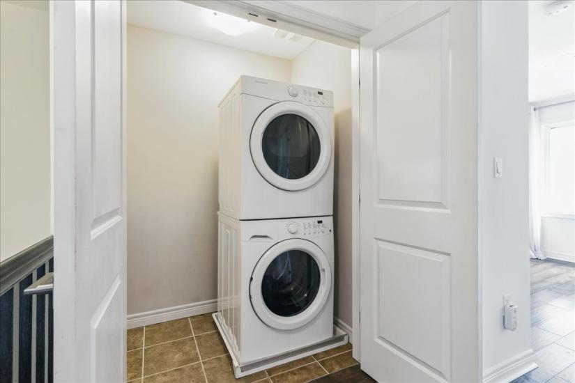 Property listing for 209 Westbank Trail, Hamilton, ON