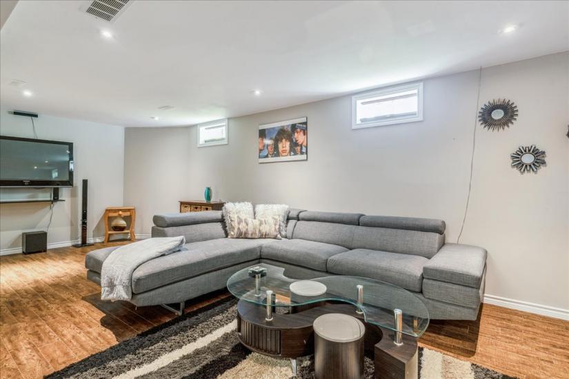 Property listing for 75 Claudette Gate, Hamilton, ON