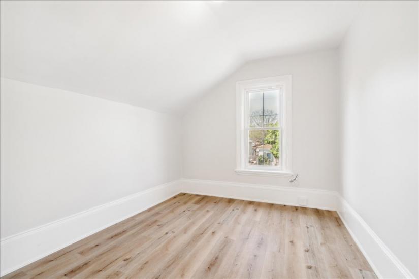 Property listing for 116 Grand River Ave., Brantford, ON