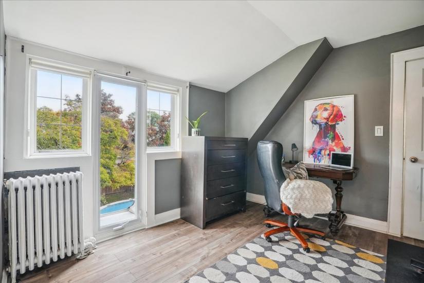 Property listing for 16 Paradise Rd. N., Hamilton, ON