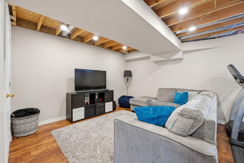 Property listing for 115 Benziger Lane, Stoney Creek, ON