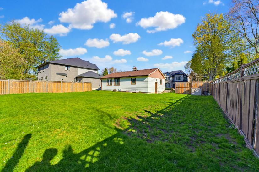Property listing for 10 Oakley Crt., Ancaster, ON
