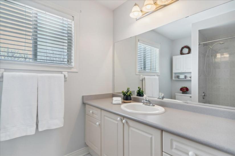 Property listing for 16 Fenwick Place, Waterdown, ON