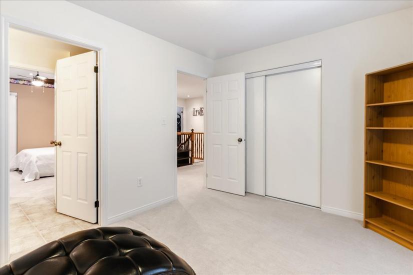 Property listing for 19 Deborah Crt., Hamilton, ON