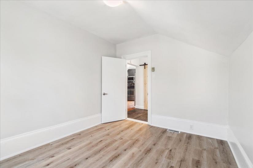 Property listing for 116 Grand River Ave., Brantford, ON
