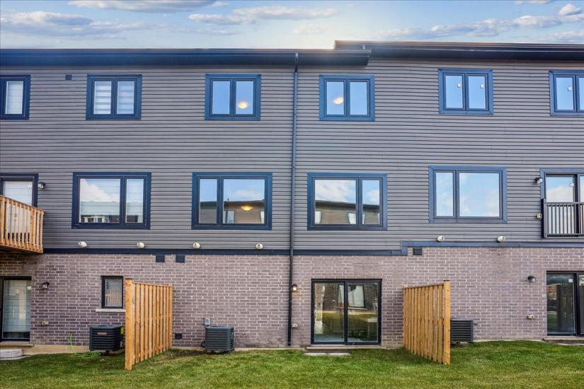 Property listing for 21 Cadwell Lane, Hamilton, ON