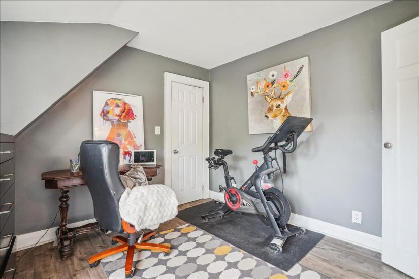 Property listing for 16 Paradise Rd. N., Hamilton, ON