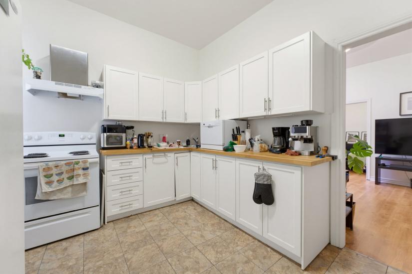 Property listing for 113 Wentworth St. S., Hamilton, ON