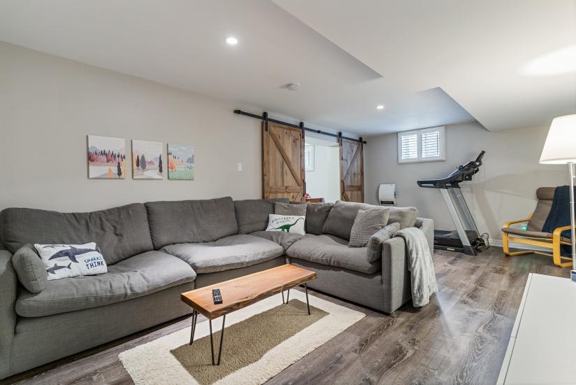 Property listing for 57 Middle Crest Street, Ancaster, ON