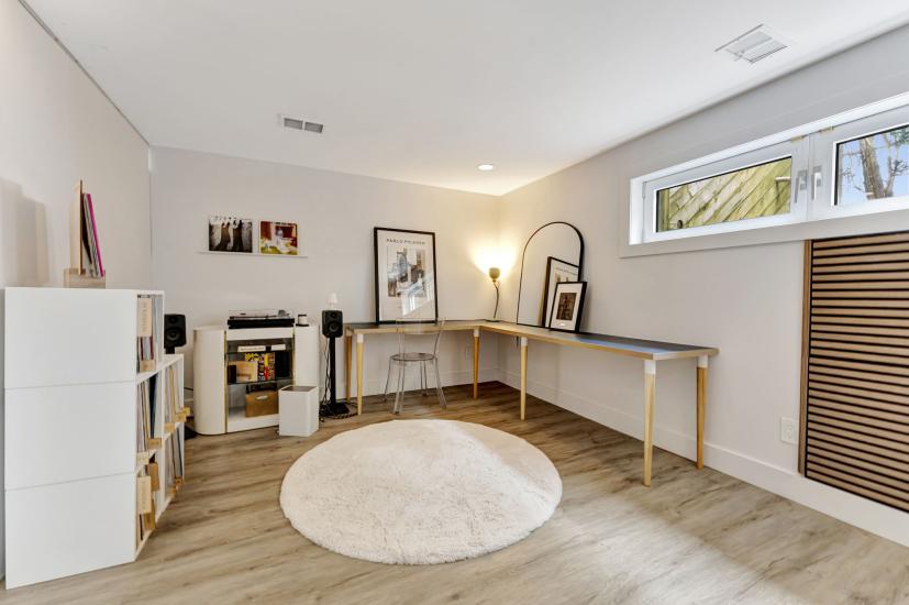 Property listing for 672 Hiawatha Blvd., Ancaster, ON