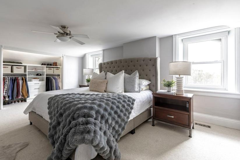 Property listing for 982 HWY 8, Stoney Creek, ON