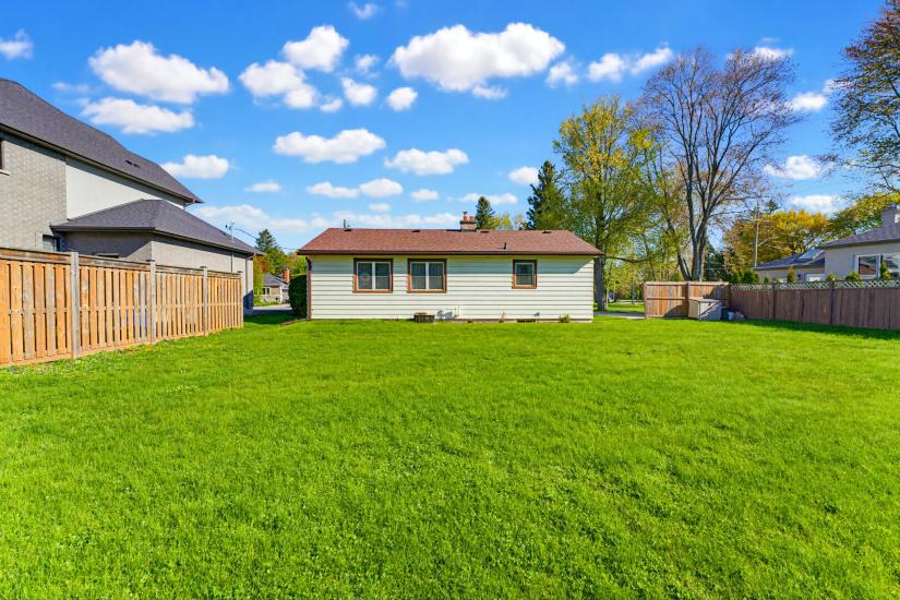 Property listing for 10 Oakley Crt., Ancaster, ON