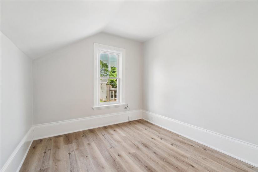 Property listing for 116 Grand River Ave., Brantford, ON