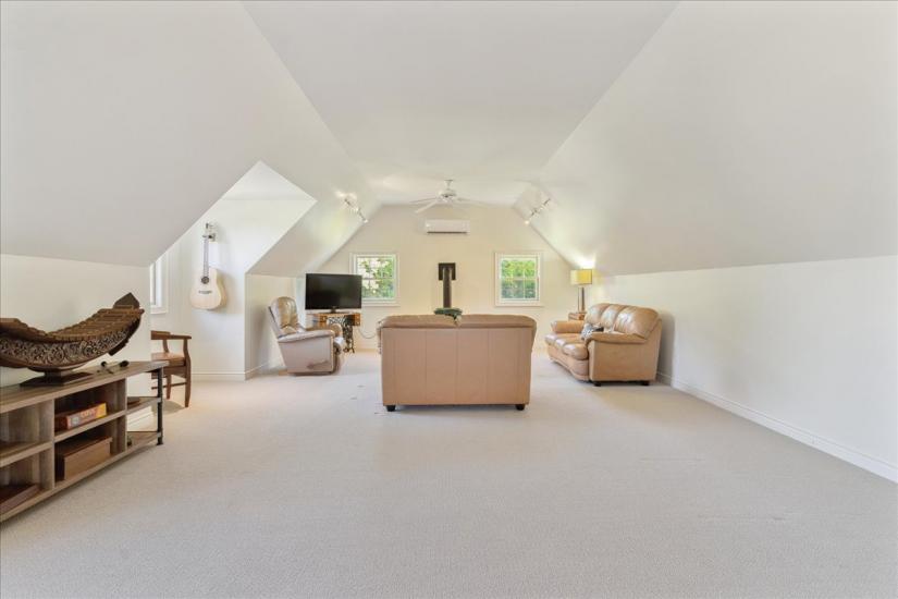 Property listing for 34 Gladiola Dr., Carlisle, ON