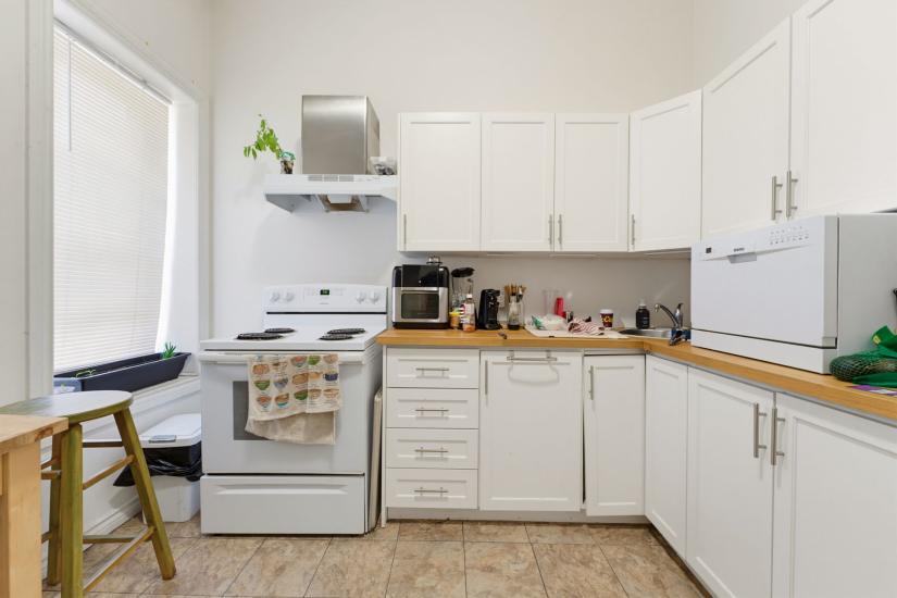 Property listing for 113 Wentworth St. S., Hamilton, ON