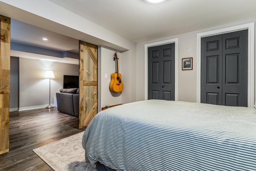 Property listing for 57 Middle Crest Street, Ancaster, ON