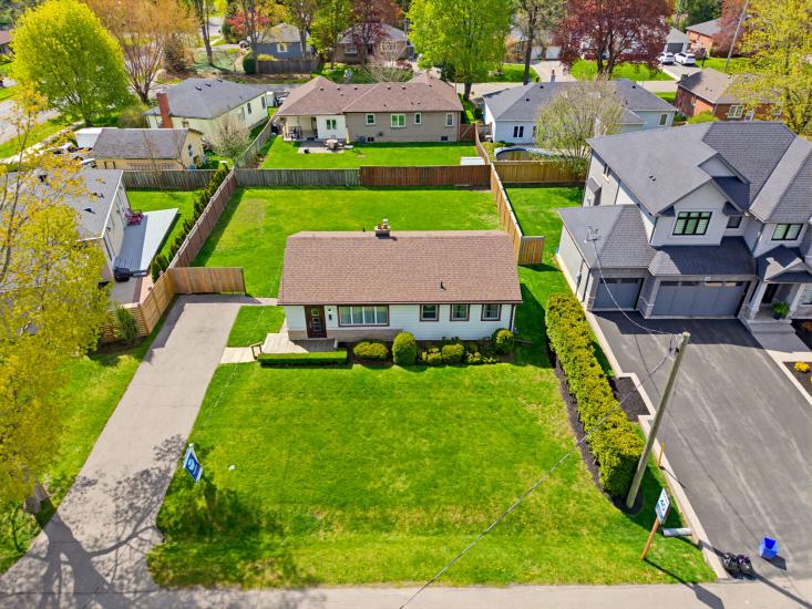 Property listing for 10 Oakley Crt., Ancaster, ON