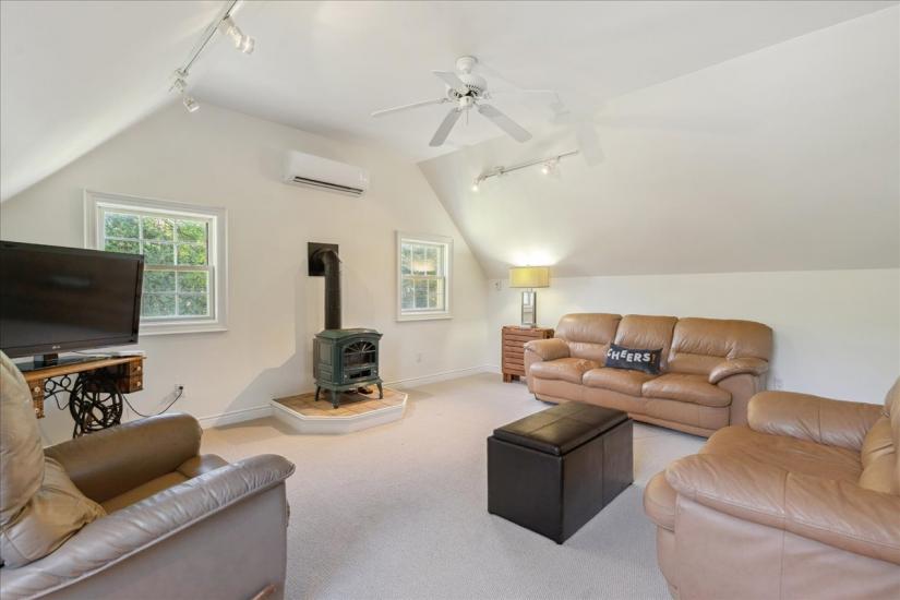 Property listing for 34 Gladiola Dr., Carlisle, ON