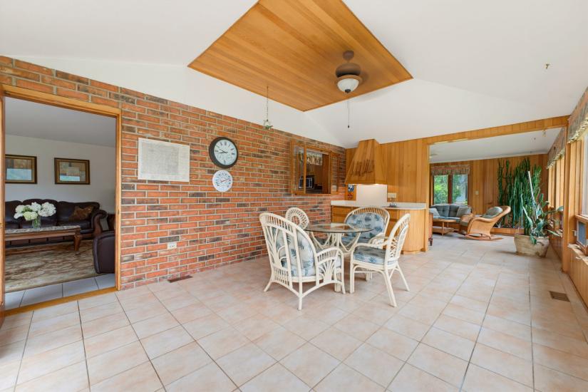 Property listing for 348 Shaver Rd., Ancaster, ON