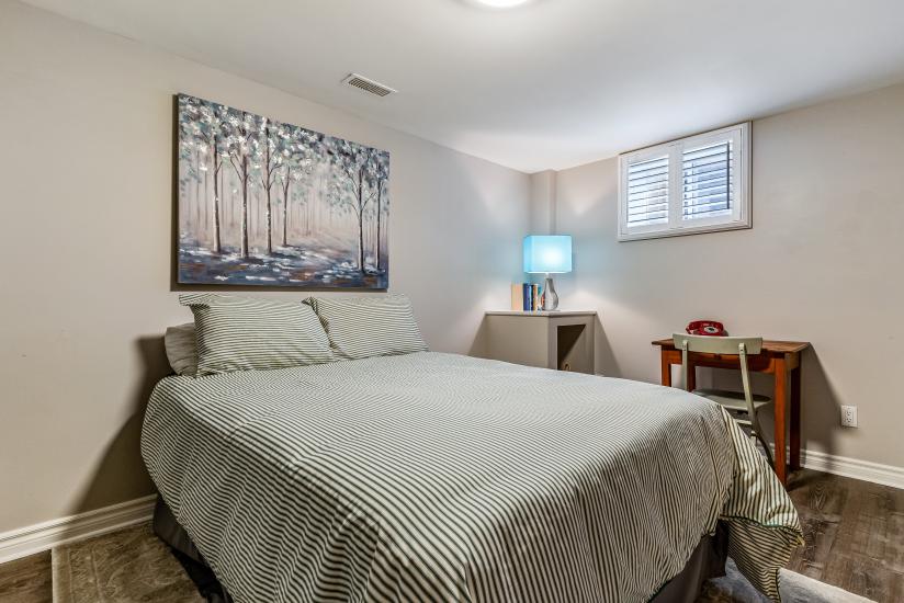 Property listing for 57 Middle Crest Street, Ancaster, ON