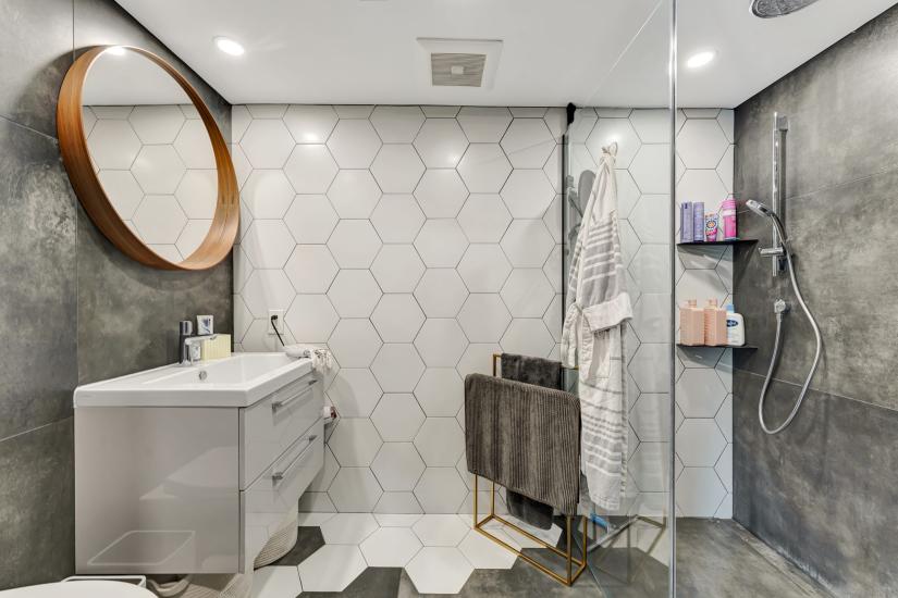 Property listing for 672 Hiawatha Blvd., Ancaster, ON