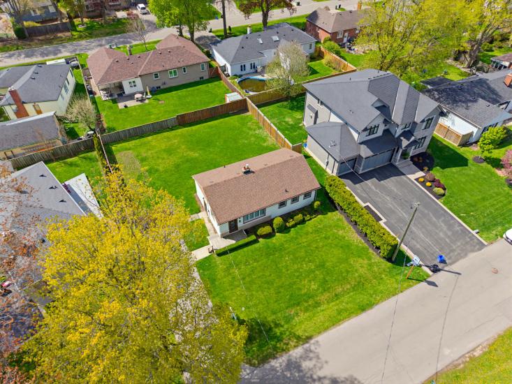 Property listing for 10 Oakley Crt., Ancaster, ON
