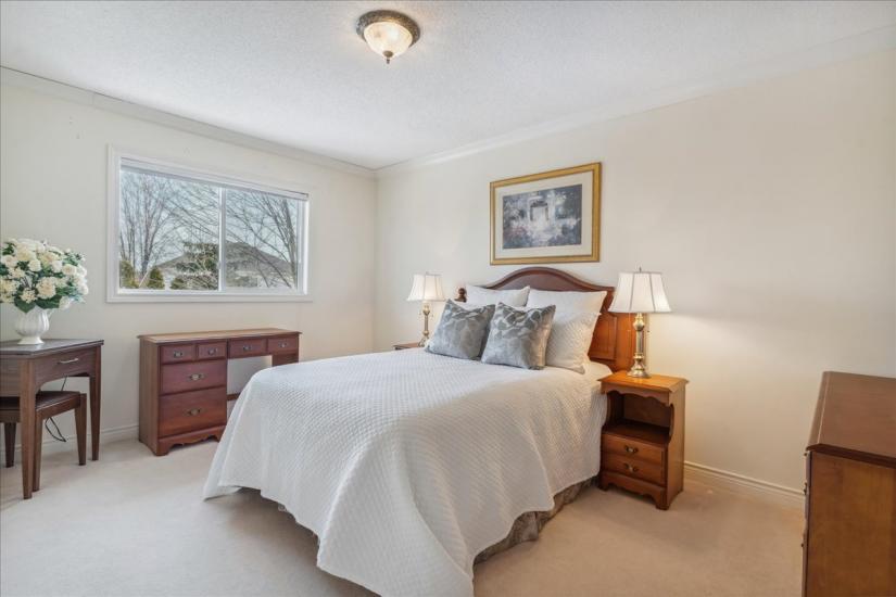 Property listing for 16 Fenwick Place, Waterdown, ON