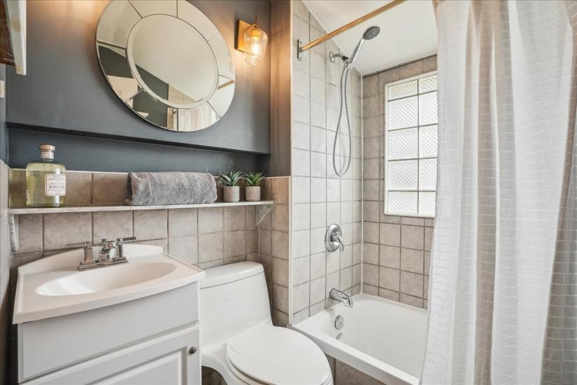 Property listing for 16 Paradise Rd. N., Hamilton, ON