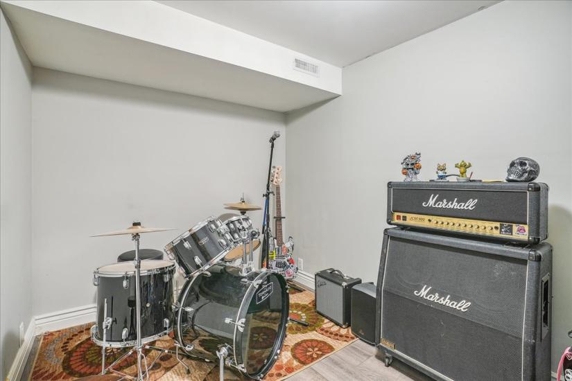 Property listing for 733 Dunn Ave., Hamilton, ON