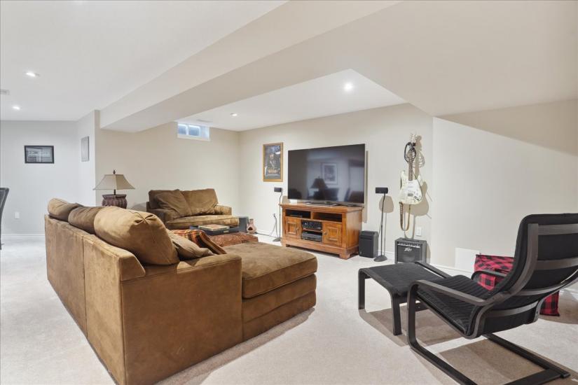 Property listing for 62 Gaddye Lane, Binbrook, ON