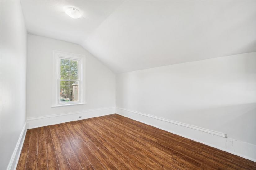 Property listing for 116 Grand River Ave., Brantford, ON