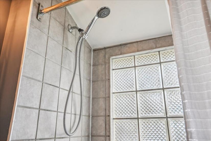 Property listing for 16 Paradise Rd. N., Hamilton, ON