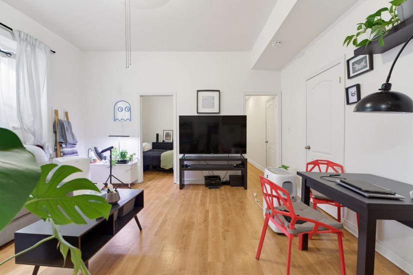 Property listing for 113 Wentworth St. S., Hamilton, ON